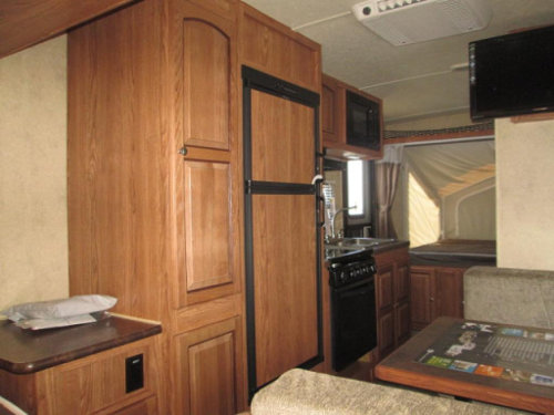 Rent hybrid trailer Shamrock 17 kitchen